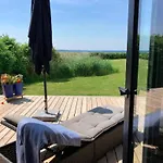 Vakantiehuis Charming Summer House In With Sea View